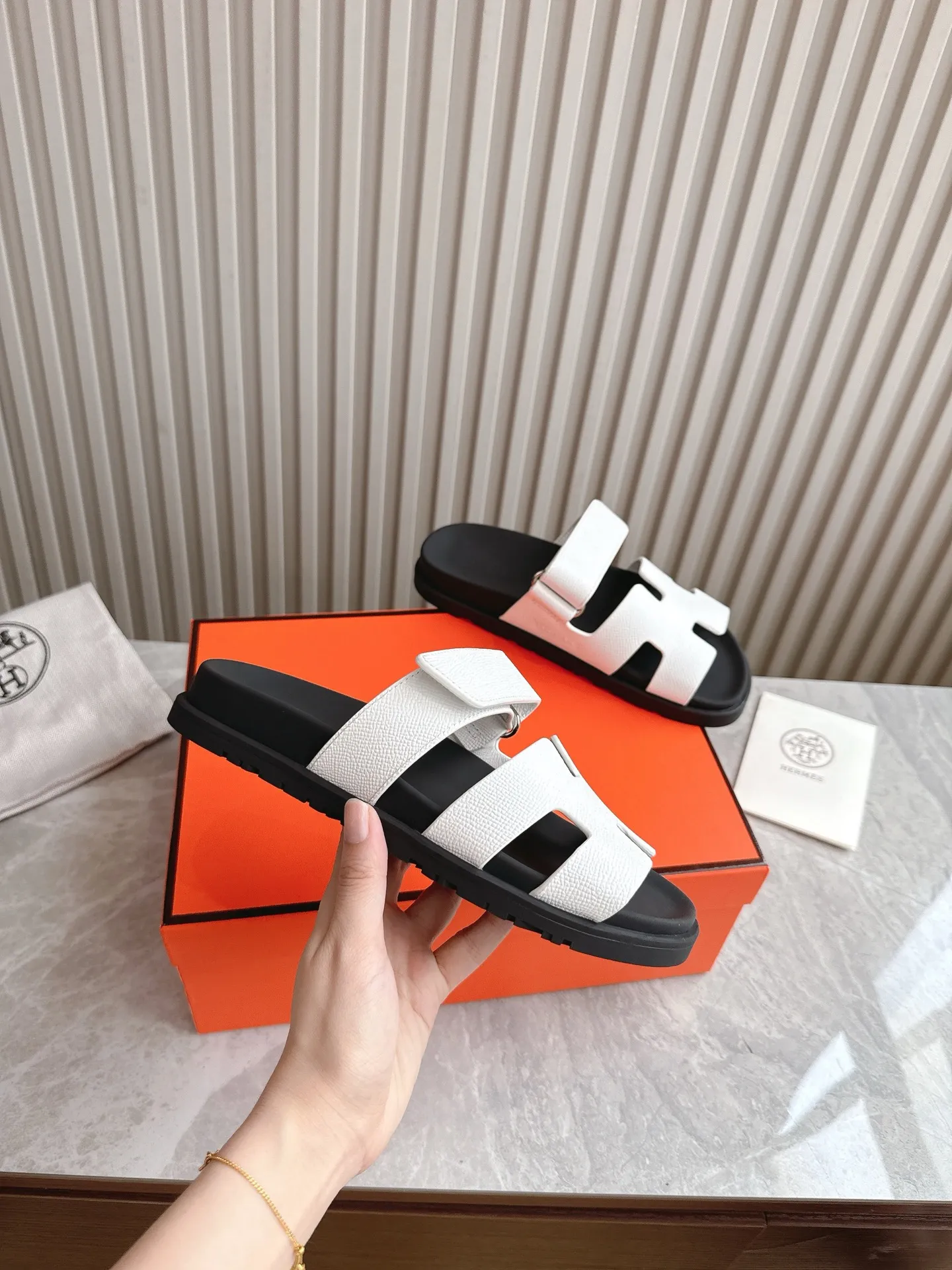 p480🐮🐮Couple model (top version) H family 2024 spring and summer new style HERMES Hermes' recently popular couple model pig nose angle sandals and slippers, paired with various colorful socks, popular. Upper: imported original deerskin (the genuine leather edging is not ordinary super migration). Lining: imported genuine leather. Outsole: Tpu non-slip and wear-resistant outsole. Size: Female 35-42 (40/42 non-returnable and non-exchangeable) Male size: 39-45 (45 non-refundable and non-exchangeable)